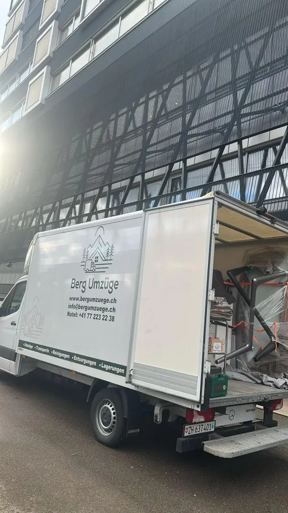 Transporter vor modernem Gebäude - Umzug in Zürich