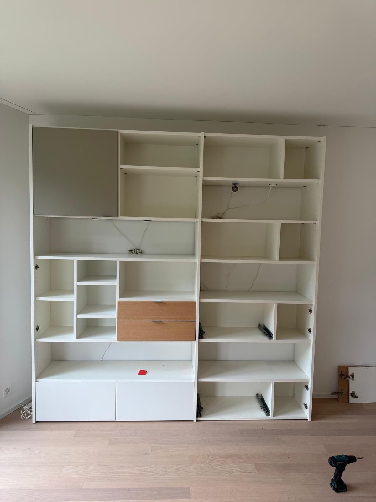 Möbelmontage eines Regalsystems durch Berg Umzüge