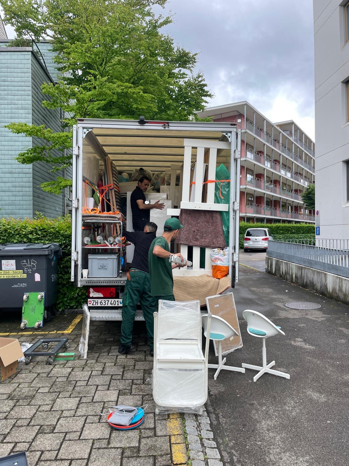 Team von Berg Umzüge beim Verladen in Zürich