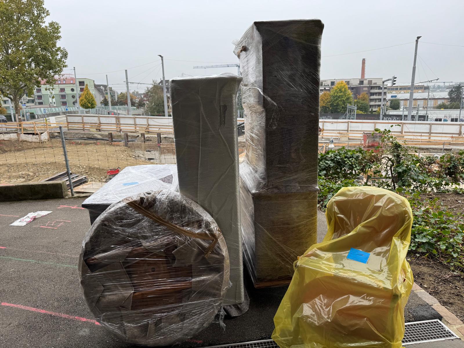 Sorgfältig eingepacktes Möbelstück beim Möbeltransport in
  Zürich