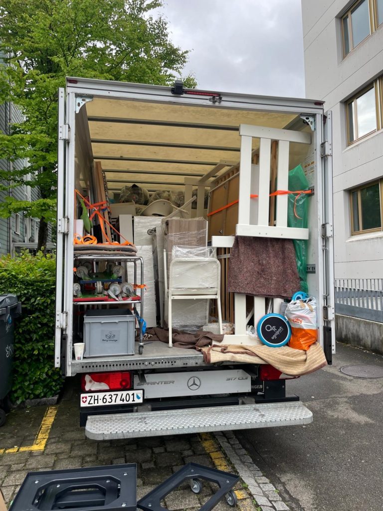 privatumzug-zuerich-lkw-beladen-01
