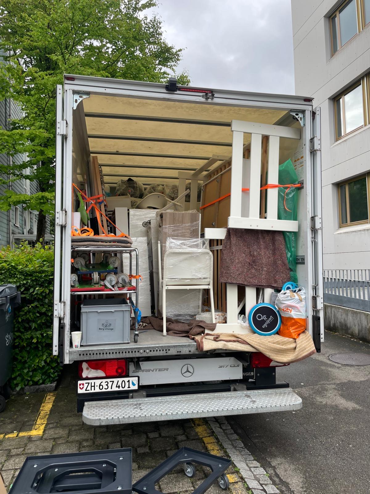Voll beladener Umzugswagen bei einem Privatumzug in Zürich