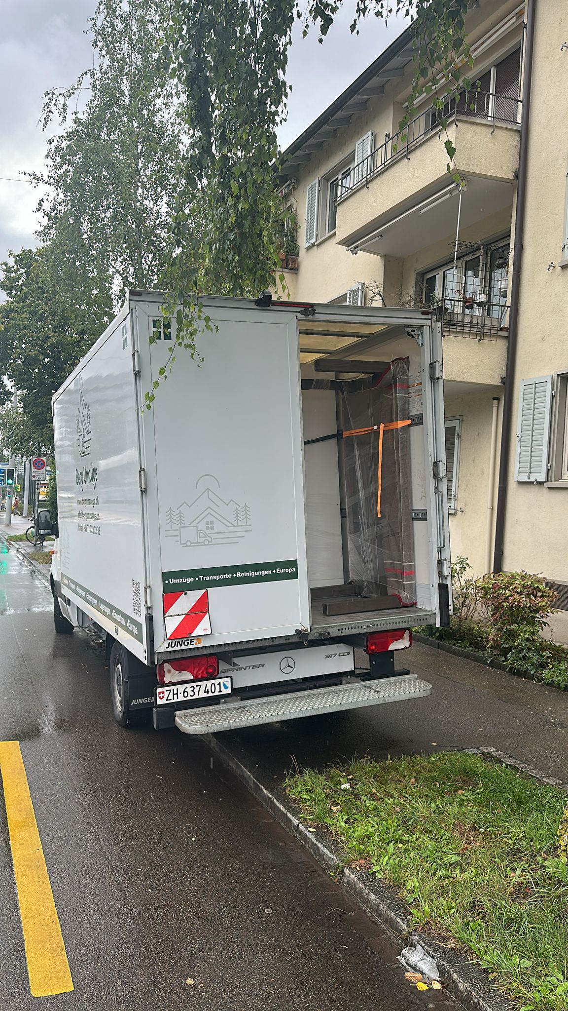 Umzugswagen von Berg Umzüge vor einem Zürcher Altbau