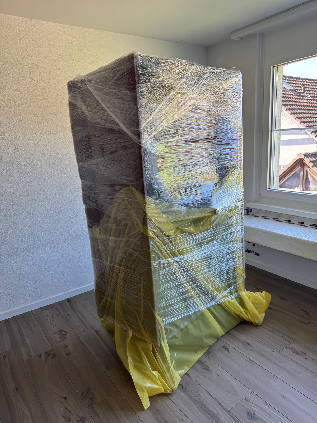 Fachgerecht eingepackte Geräte beim Auszug