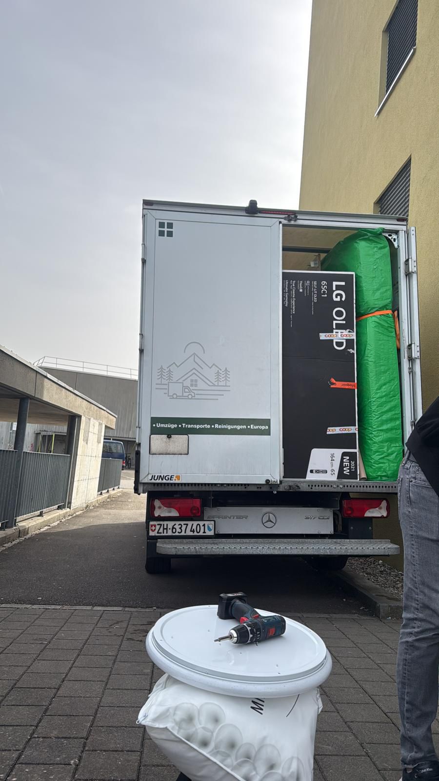 Umzugswagen von Berg Umzüge im Einsatz in Zürich